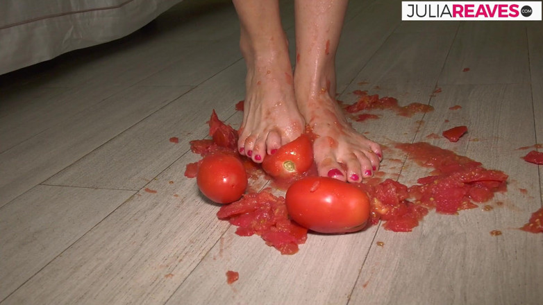 Kinky Bitches: She makes tomato juice naked and gets horny while doing...