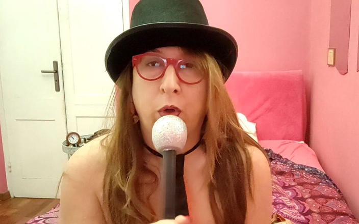 Veronica Rossi: Veronica Rossi official - penis olduğunu düşünerek mikrofonla oynuyorum, fantezi seks...