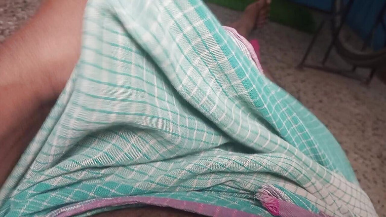 Indoor ally: Pizda indiencei Bhabhi arată fierbinte în sari roșu