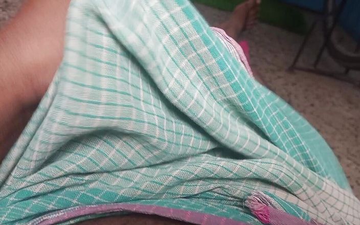 Desi aunty ki chudai: La chatte de bhabhi a l’air sexy dans son sari...