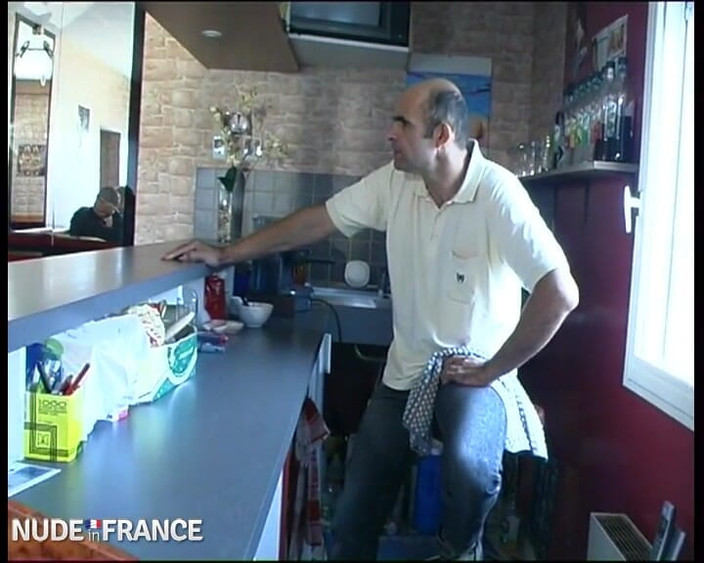 La France a Poil: Rosa在酒吧的长凳上像婊子一样被抓