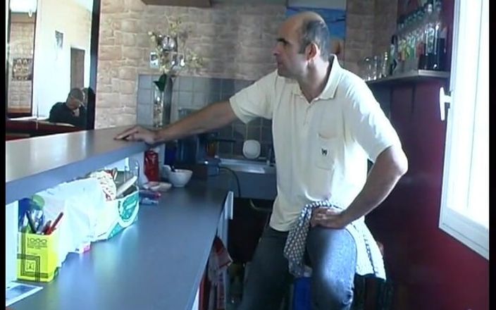 La France a Poil: Rosa fastnar som en tik på bänken på en bar