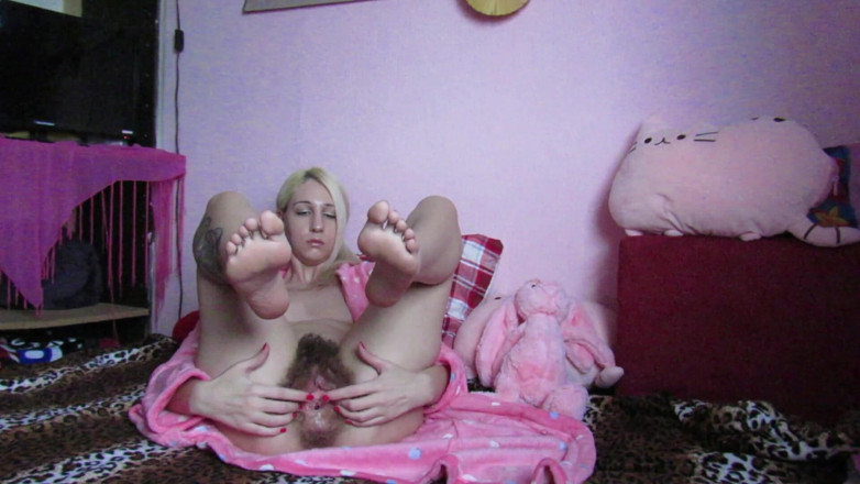 Cuteblonde666: Cute blonde teen hairy ass play and fingering