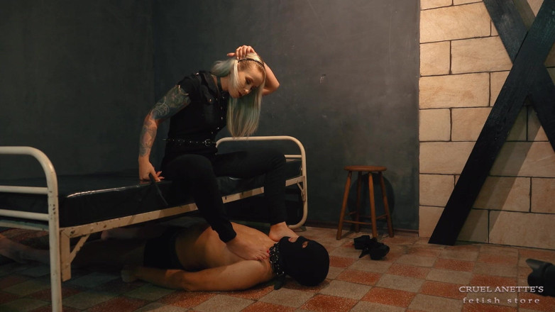 Cruel Anettes fetish world: Červené Nehty, Lízání Nohou