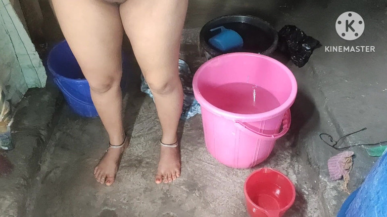 Anita yadav: Une femme honnête se baigne