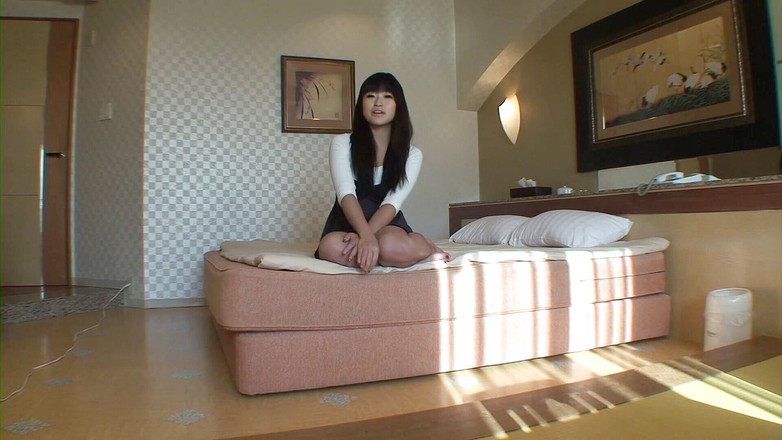 Asiatiques: 喜欢玩具的亚洲荡妇正在吹硬鸡巴