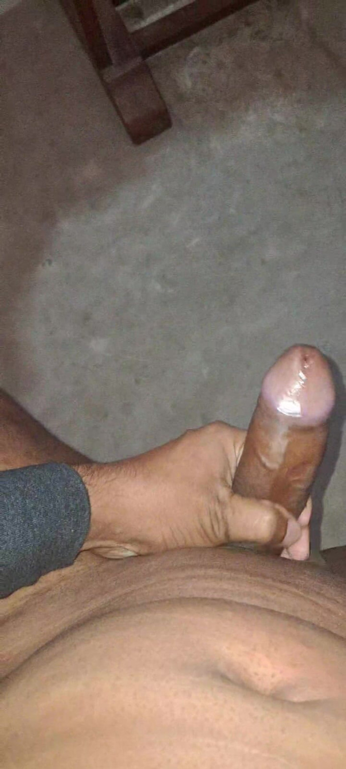 Rajveer Bhumihar: Un Joven Indio Acostado En La Cama Y Su Gran...