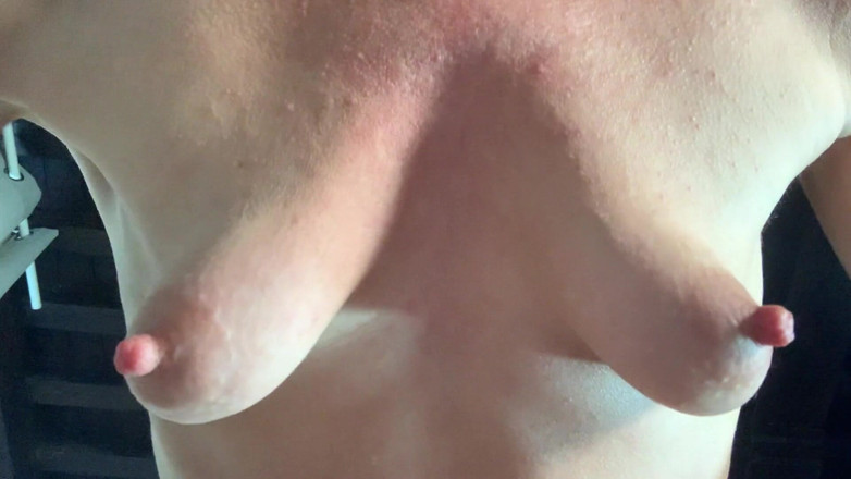 Lolacam: Small Tits Long Nips