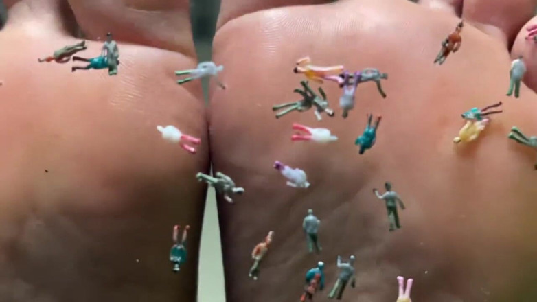 Pink Foxx: Pink Foxx Giantess Foot Play