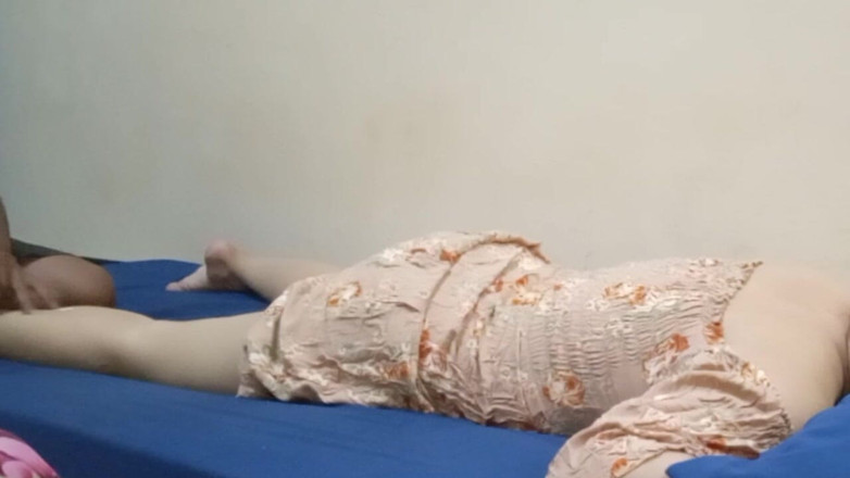 Angelina Pop: Постарайтесь не соблазняться при массаже мачехи