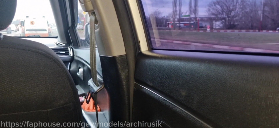 ArchiRusik: J’ai surpris un passager en train de se branler sur...