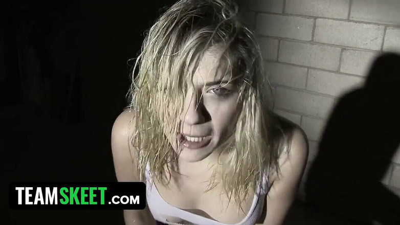 Team Skeet: Blonda sexy Lia Lor are parte de un antrenament real...