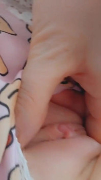 Awek kecil molek keseronokan diri semasa berkhemah - orgasme berdenyut comel di bawah pendek