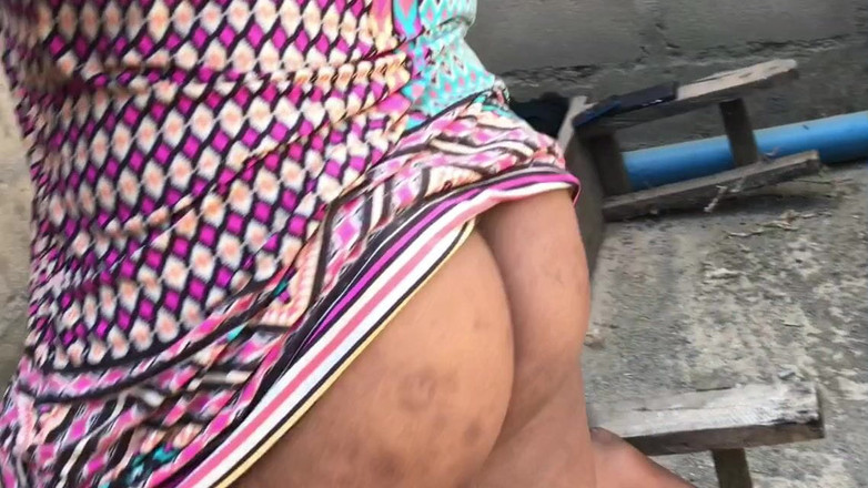 Ethanxbush: Ethanxbush knullar en främling i en oavslutad byggnad