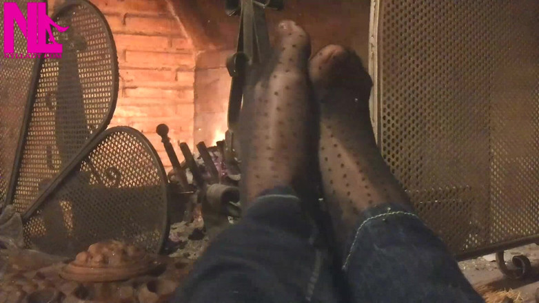 Nyllady: Aquecendo meus pés hosed na lareira