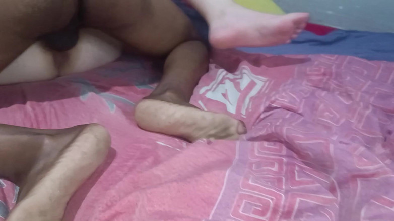 Cuckold Couple Swing: 我在黑色床上射了5次，丈夫在角落里哭泣