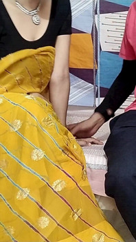Memek pink desi bhabhi menunggangi kontol besar dever di kamar asrama