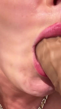 สาว MILF ดูดควยปลอมแบบ POV