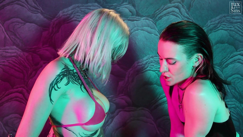 Miss Flora: Lateks, Nova ve King Kruger ile üçlü seks yapıyor