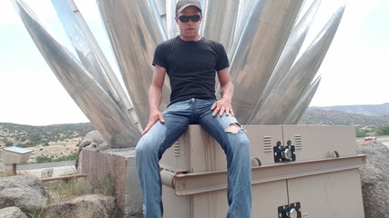 Lapetus: Piscio i miei jeans su una scultura pubblica