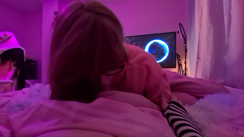 PrincessKitti3: Princesskitti3が大きな睾丸を持つ別のトランスに完全なディープスロートを与え、彼女の大量の精液を飲み込む