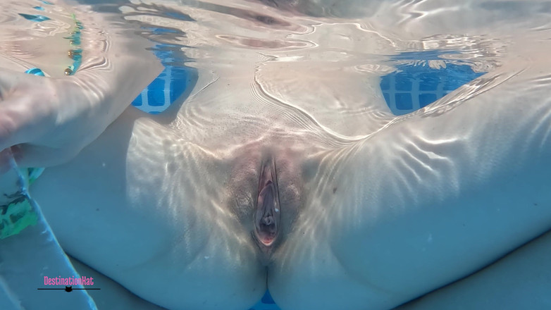 Destination Kat: पानी के नीचे डिल्डो और क्रीम