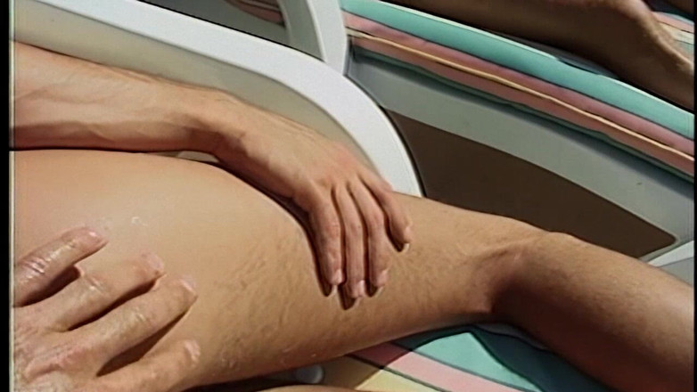 Gaylicious: 同性恋情侣假日泳池性爱 - 阳光明媚的户外肛门冲击