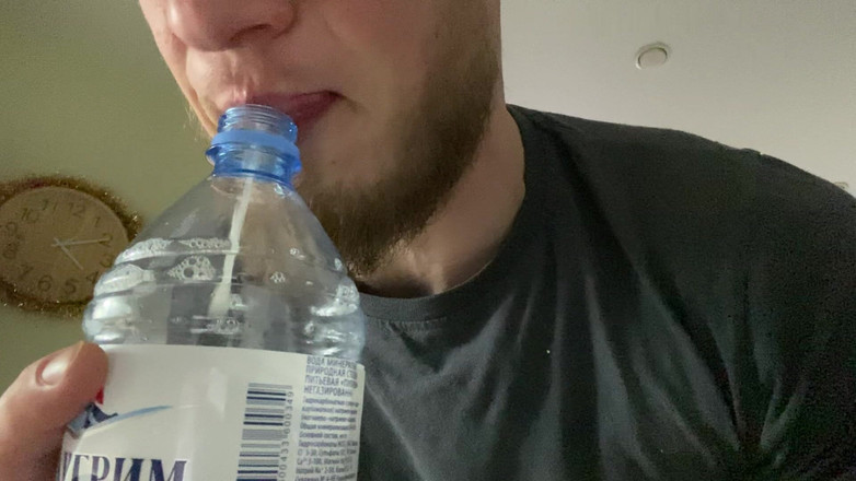 Hunky time: Альфа Наполняет Бутылку Его Слюной (сопли)