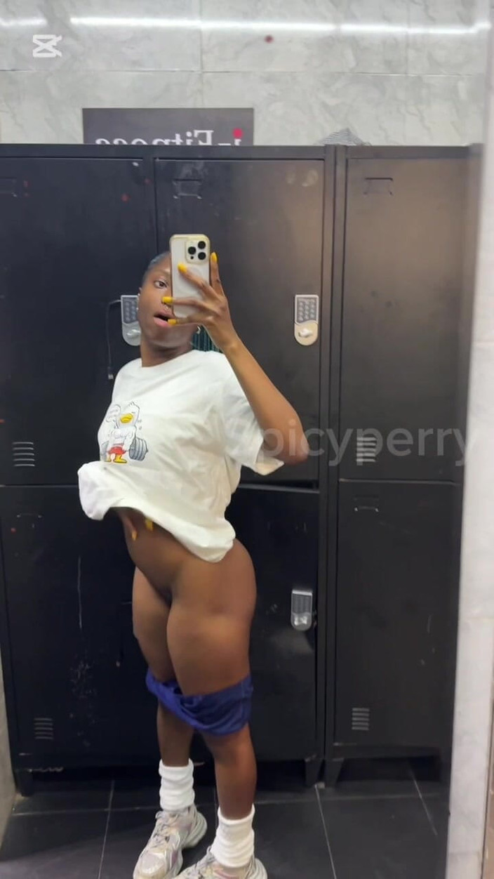 Spicy perry: Meinen arsch in einer öffentlichen toilette zeigen.