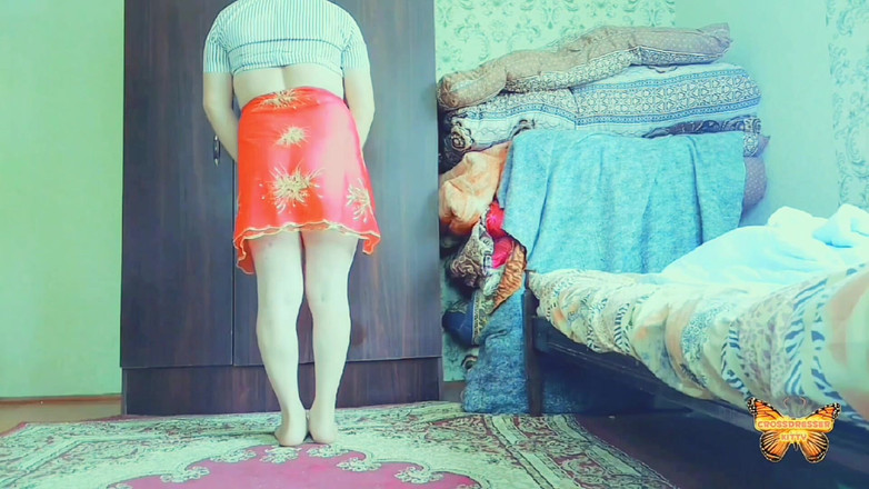 Kitty_Cross: O transsexuală uimitoare aplecată pe banca parcului din lemn