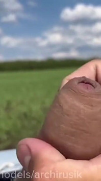 Nagi 18-letni chłopiec łapie węża i przypadkowo widzi spermę gorącego tatusia Szarpanie Wielkiego Kutasa na ziemi