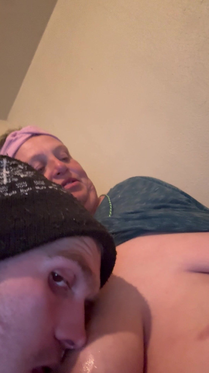 Big D raven: 私は義理のママのおっぱいを吸う