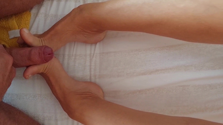 Selena701: 素人のブロンドの妻が足フェチと膣の中出しを楽しむ