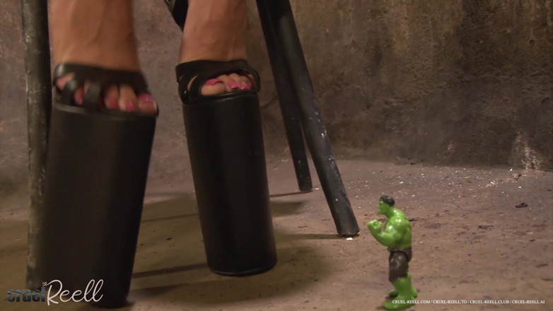 Cirque de Reell: Giantess Trampling with High Heels