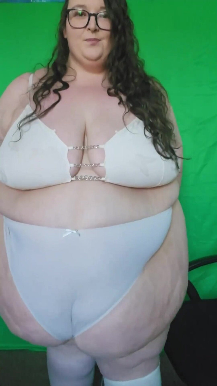 SSBBWLadyBrads: SSBBW göttin weißes höschen anprobieren