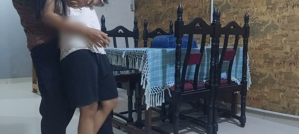 Phant0m12: Kakak ipar hot bersih-bersih rumah sendirian di rumah