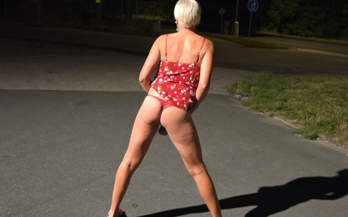 taady_TE: Sissy Walk Outdoor