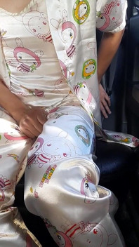 Crossdressing dan pancutan mani di dalam Satin Pajamas dengan Kimono Set