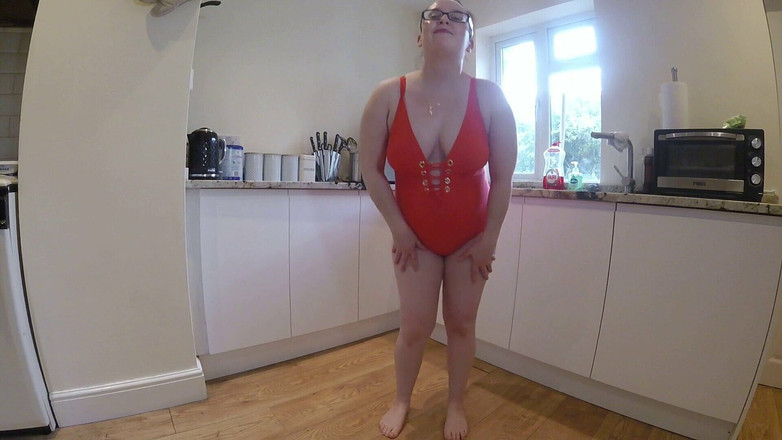 Littlevixen: Menari dalam pakaian renang merah