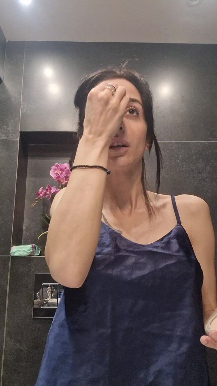 silicone_brunette: Face Fetish - Make up Tutorial