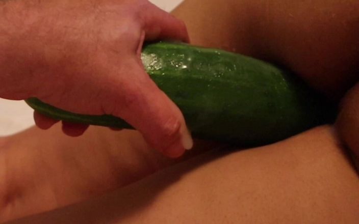 VeeVee Vixen: Inserito un cetriolo da 10 pollici