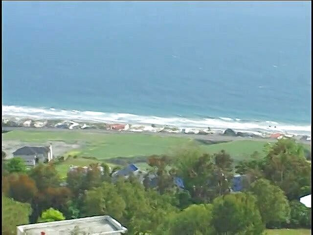 Hot and Wet: 黑人壮男在漂亮的浴室里舔舐然后干一个黑人的阴户