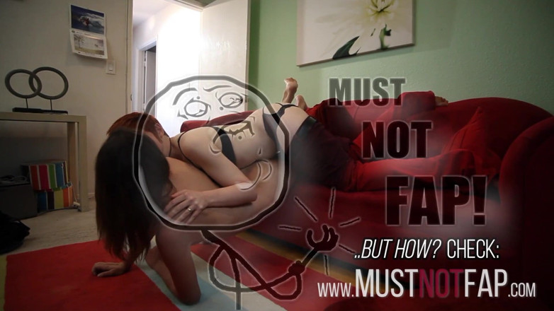 Leon Lambert Girls Twerk Parties CFNM: Una rossa calda e una bionda bollente decidono di provare...
