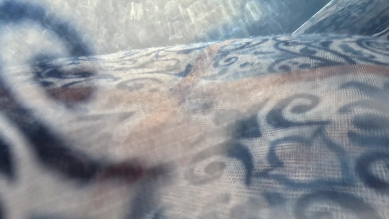 Emma Voyeur: 公共のビーチでのホットな裸のミルフのからかい