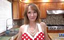 POV Mania: Caliente sexy milf Cindi Sinclair de rodillas en la cocina...