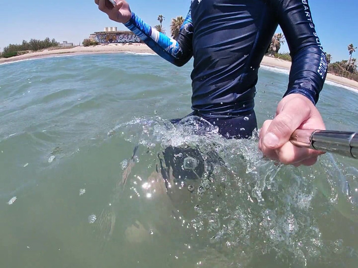 Cool Body: Surfer Dapat Erect In His Lycra Demi Keseronokan Rakyat