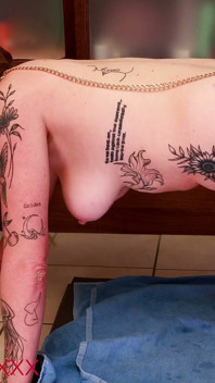 Une blonde pulpeuse se fait dominer par un vieux