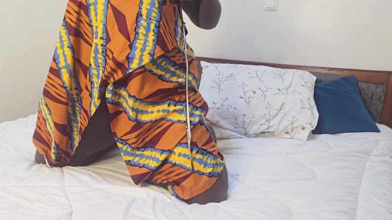 Jocci lena: Afrikaanse vrouw die in haar kamer probeert te spuiten