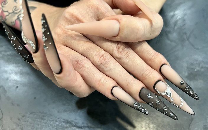 Julia domaina: Uzun tırnaklar, daha uzun ve yeni bir şekil, dokunuyor ve parmakla...