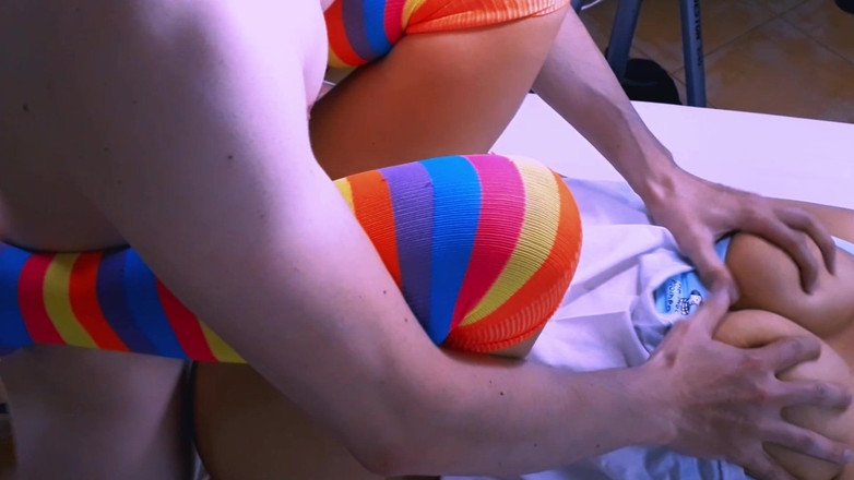 Ellie pink: 拥有诱人的外貌和丰满身体的年轻女人把她的情人带到了她租住一晚的公寓